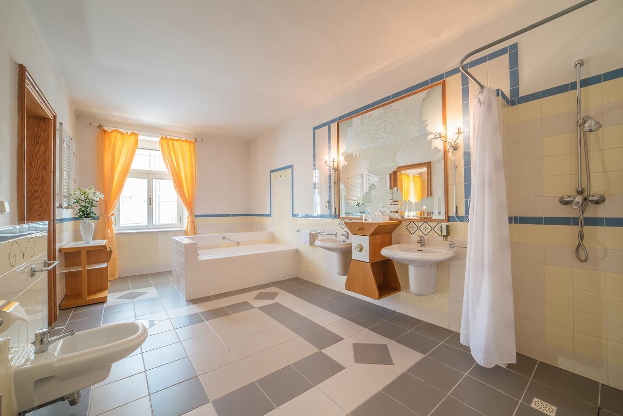 Hotel Three Lilies Inkl Aquaforum Františkovy Lázně Kültér fotó