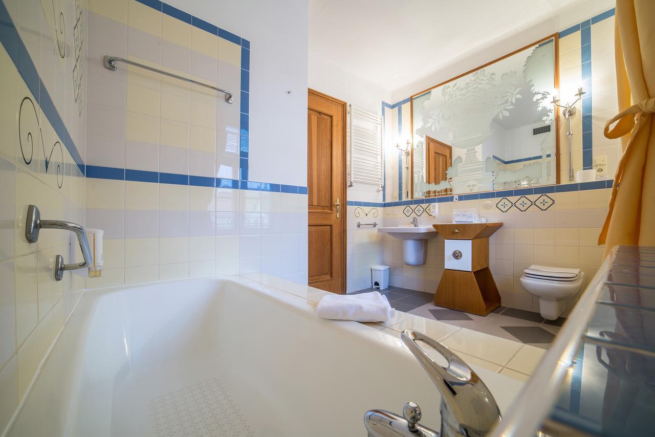 Hotel Three Lilies Inkl Aquaforum Františkovy Lázně Kültér fotó