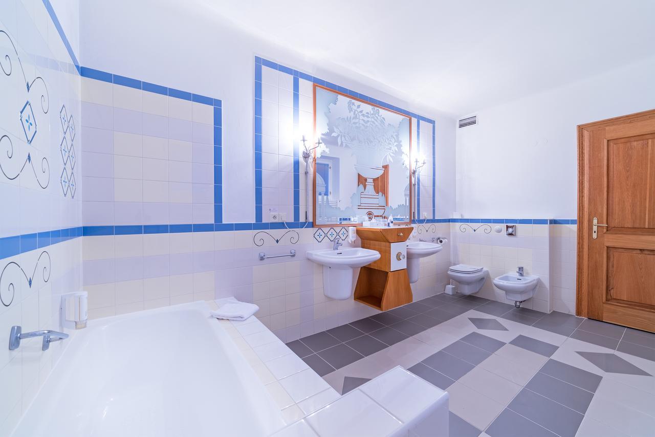 Hotel Three Lilies Inkl Aquaforum Františkovy Lázně Kültér fotó