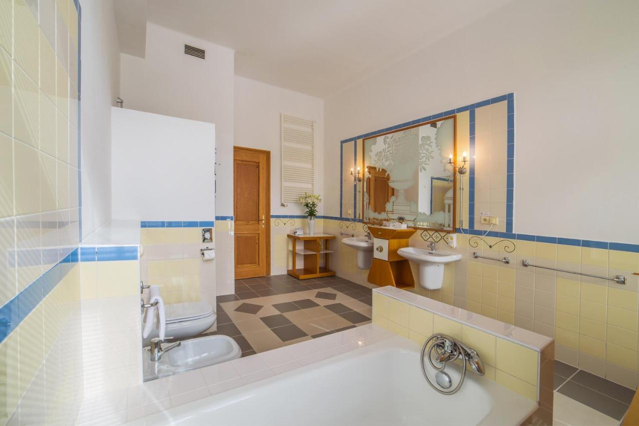 Hotel Three Lilies Inkl Aquaforum Františkovy Lázně Kültér fotó